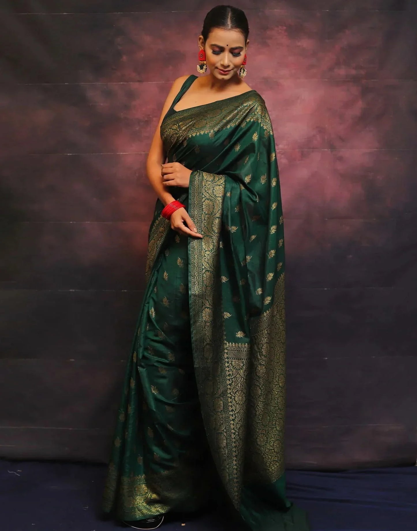 Denouement Dark Green Kanjivaram Silk Saree With Felicitous Blouse Piece