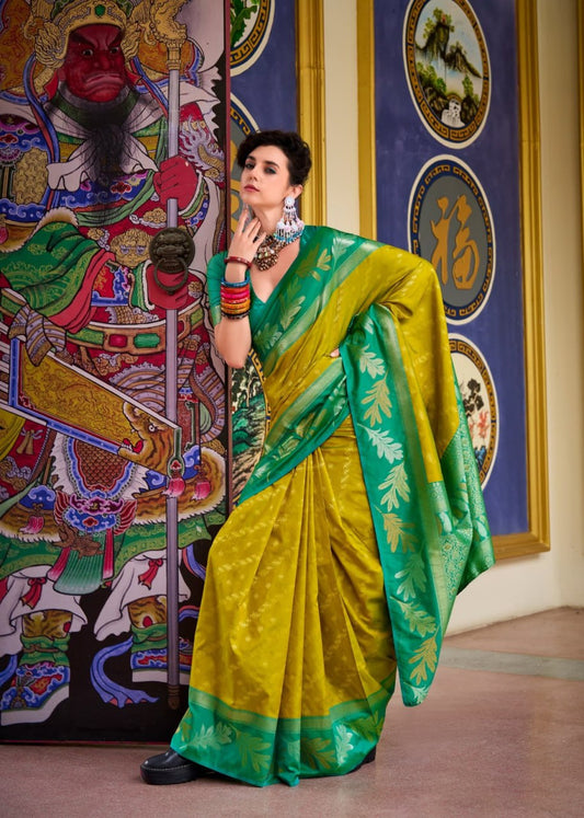 Majesty Dark Green Soft Silk Saree With Piquant Blouse Piece