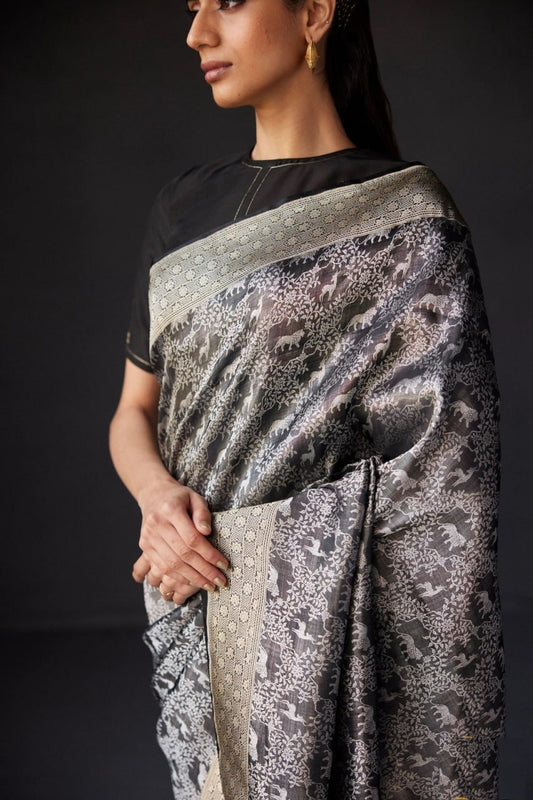 Beauteous Black Soft Silk Saree With Twirling Blouse Piece