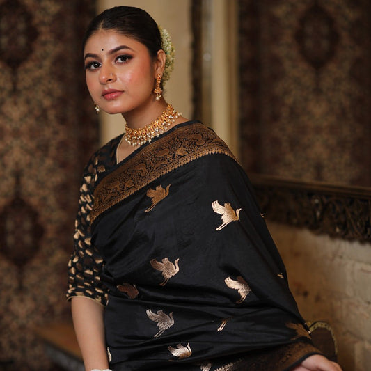 Beauteous Black Soft Silk Saree With Twirling Blouse Piece