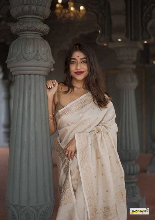 Lissome Cream Soft Silk Saree with Mellifluous Blouse Piece