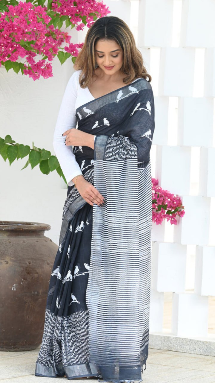 Sensational Black Soft Silk Saree With Gratifying Blouse Piece