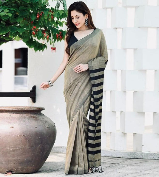 Beauteous Black Soft Silk Saree With Twirling Blouse Piece