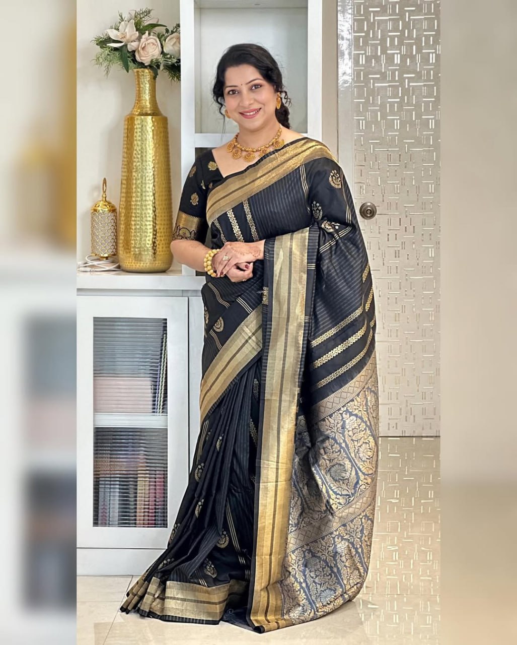 Beauteous Black Soft Silk Saree With Twirling Blouse Piece