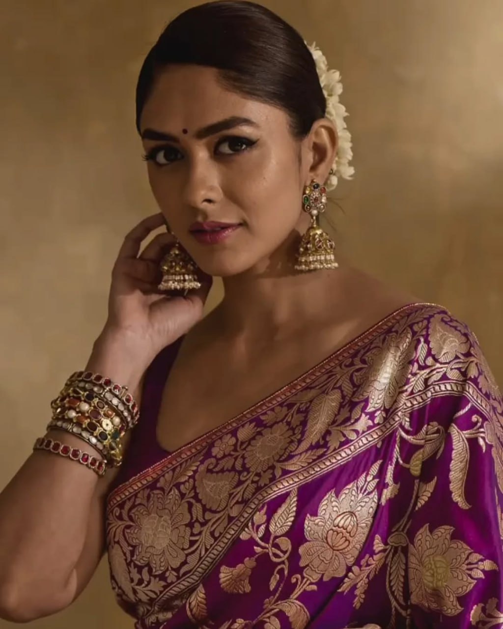 Desirable Purple Banarasi Silk Saree With Prettiest Blouse Piece