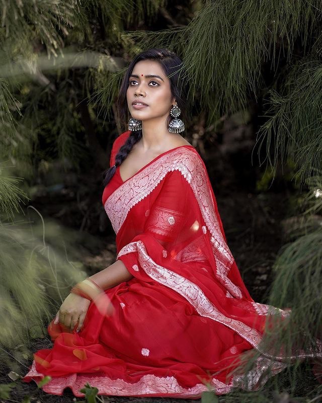 Stunning Red Cotton Silk Saree With Elegant Blouse Piece