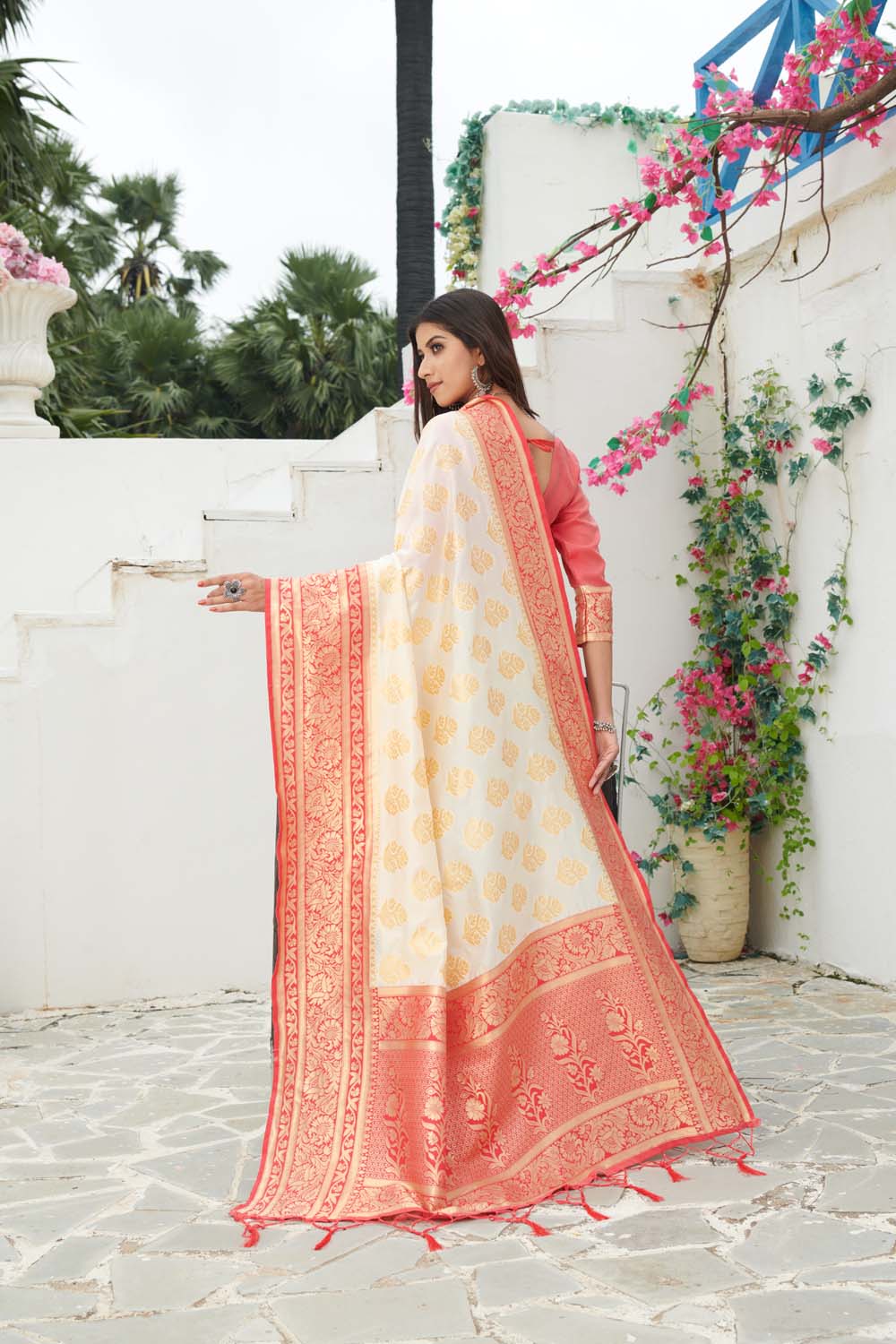 Mesmeric White Soft Banarasi Silk Saree With Inspiring Blouse Piece