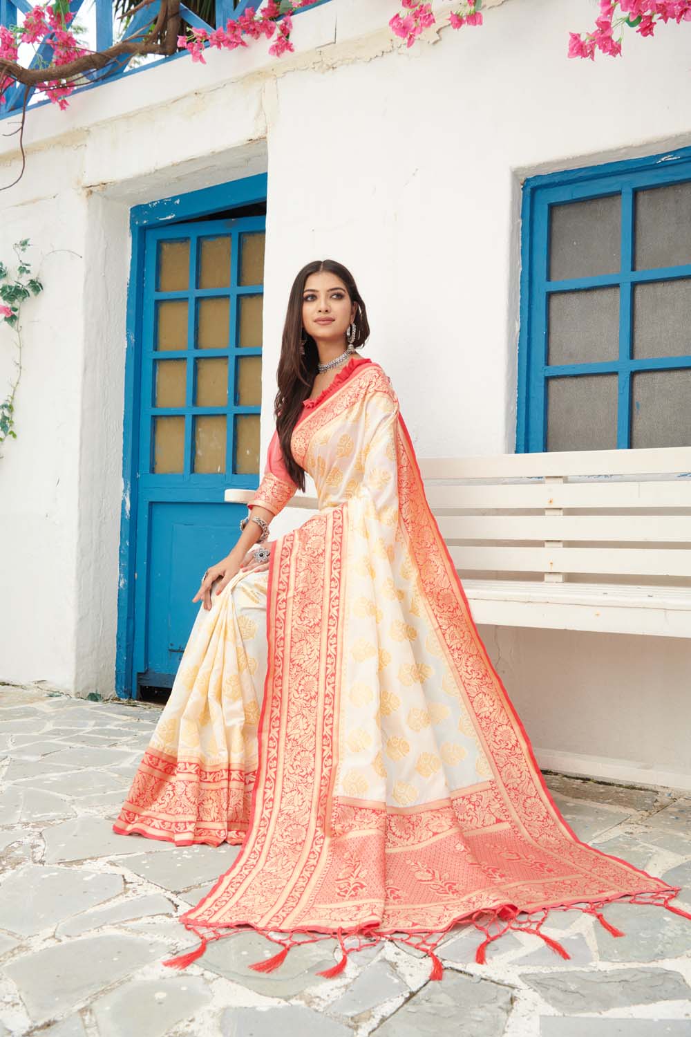 Mesmeric White Soft Banarasi Silk Saree With Inspiring Blouse Piece