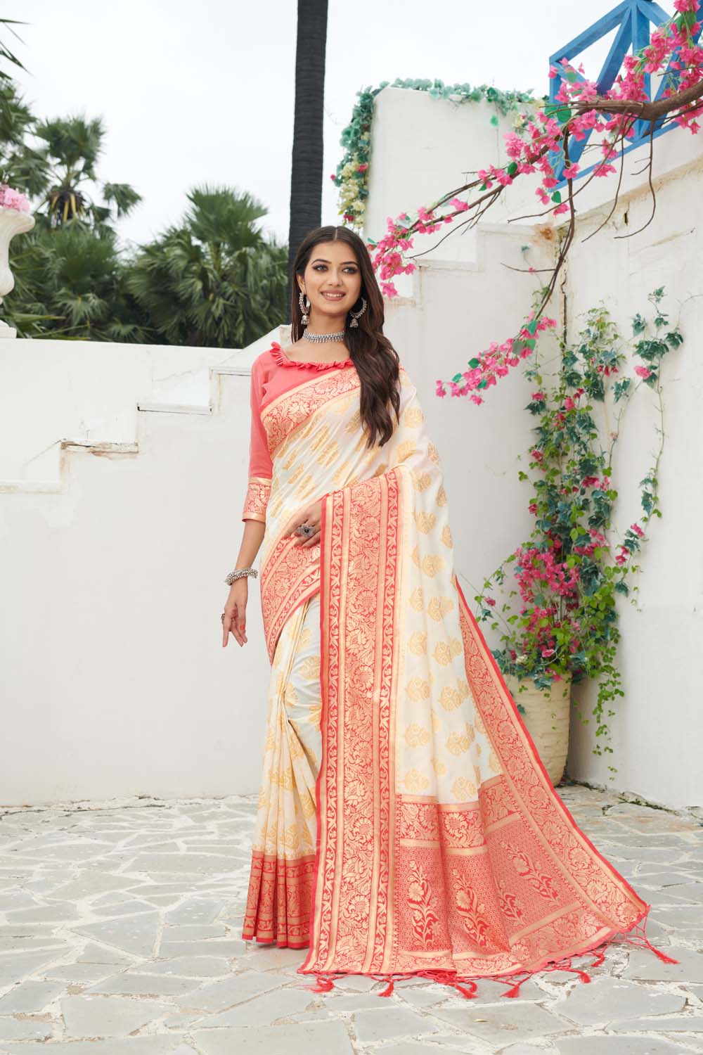 Mesmeric White Soft Banarasi Silk Saree With Inspiring Blouse Piece