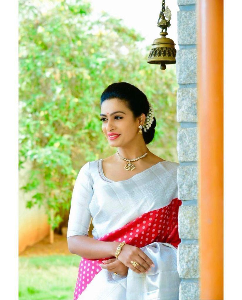 Outstanding White Cotton Silk Saree With Deserving Blouse Piece