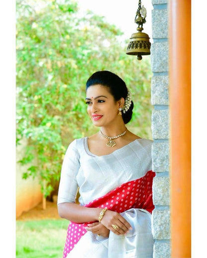 Outstanding White Cotton Silk Saree With Deserving Blouse Piece