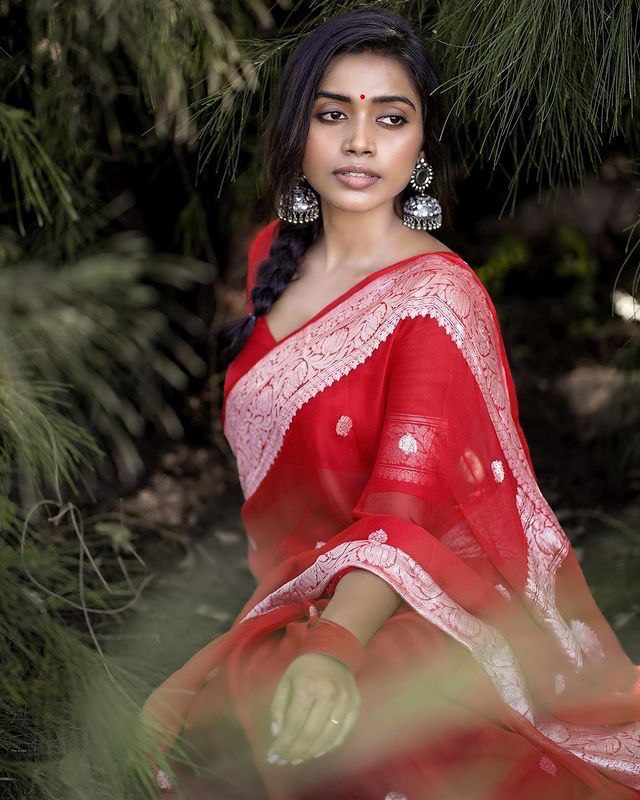 Stunning Red Cotton Silk Saree With Elegant Blouse Piece