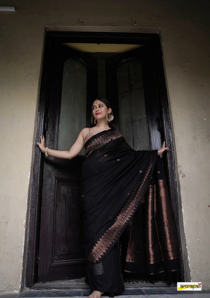 Beauteous Black Soft Silk Saree With Twirling Blouse Piece