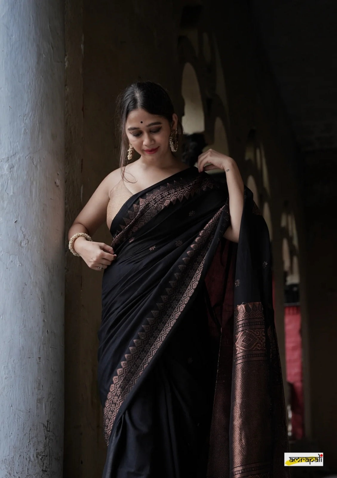 Beauteous Black Soft Silk Saree With Twirling Blouse Piece