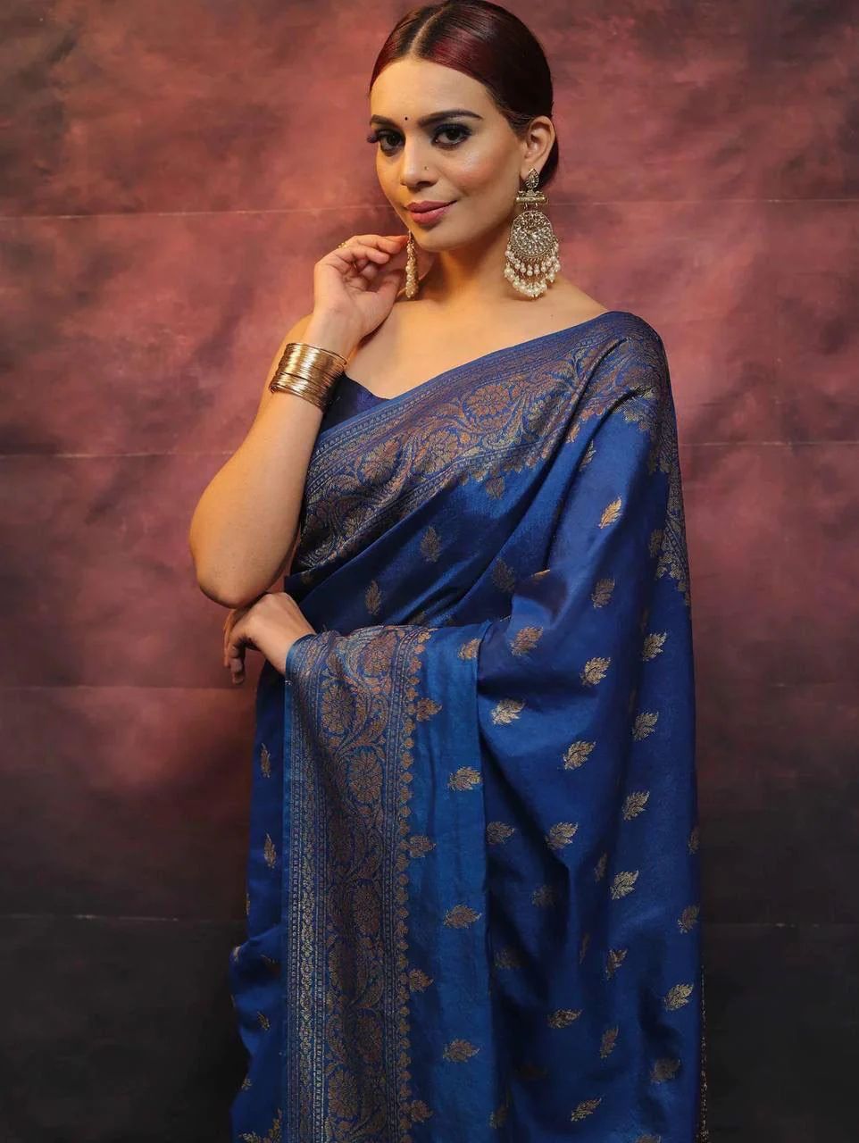 Denouement Dark Blue Kanjivaram Silk Saree With Felicitous Blouse Piece