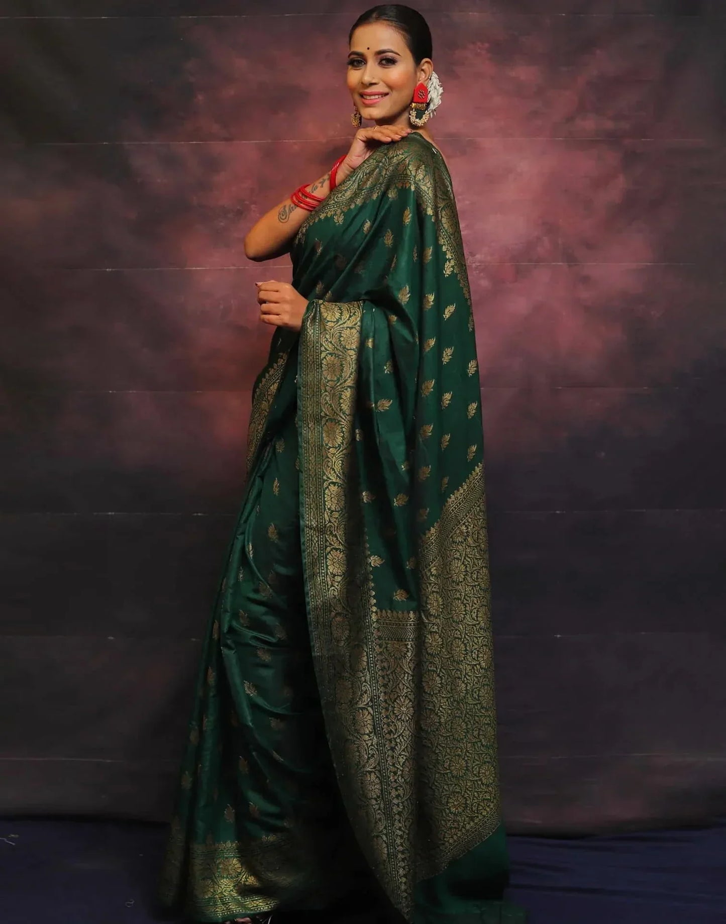 Denouement Dark Green Kanjivaram Silk Saree With Felicitous Blouse Piece
