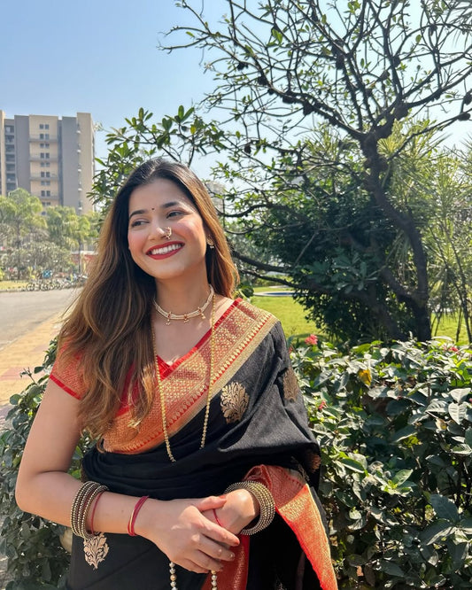 Flamboyant Black Cotton Silk Saree With Staring Blouse Piece