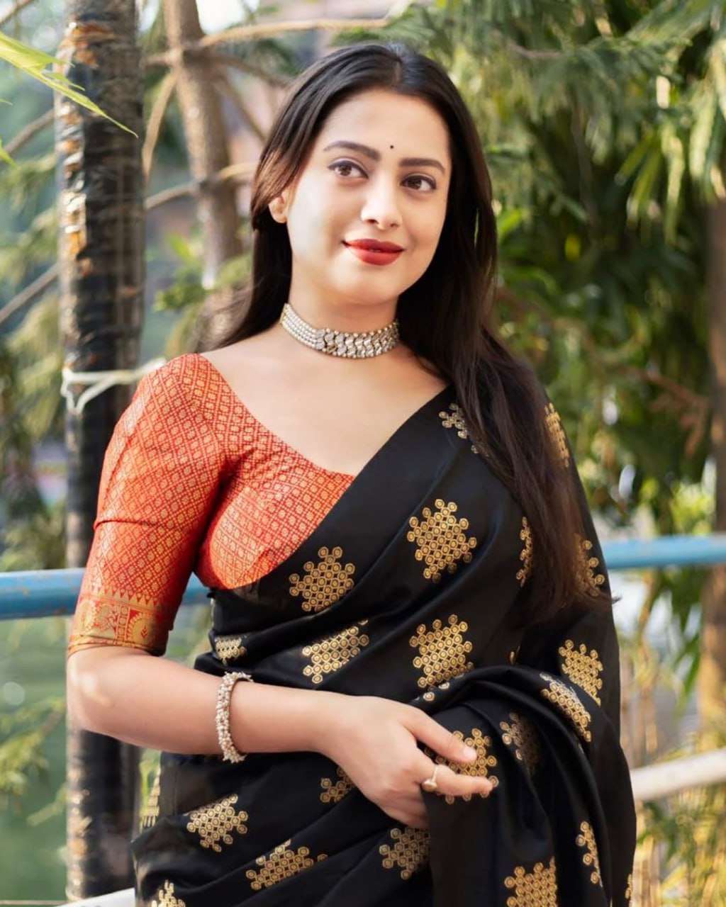 Blooming Black Soft Silk Saree With Impressive Blouse Piece