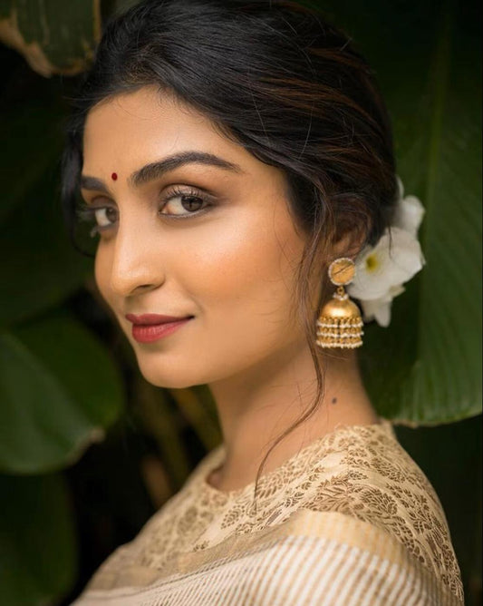 Lissome Cream Soft Silk Saree with Mellifluous Blouse Piece