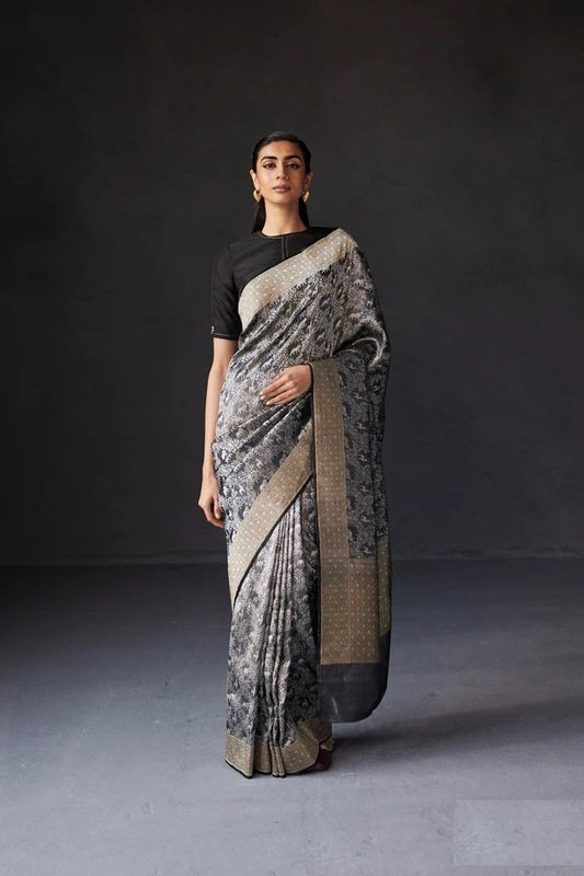 Beauteous Black Soft Silk Saree With Twirling Blouse Piece