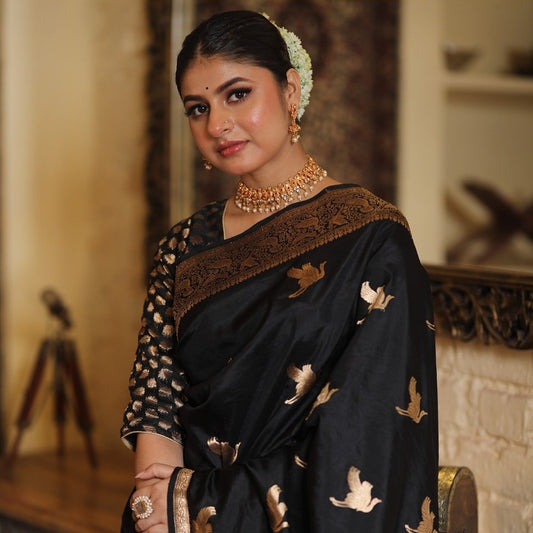 Beauteous Black Soft Silk Saree With Twirling Blouse Piece