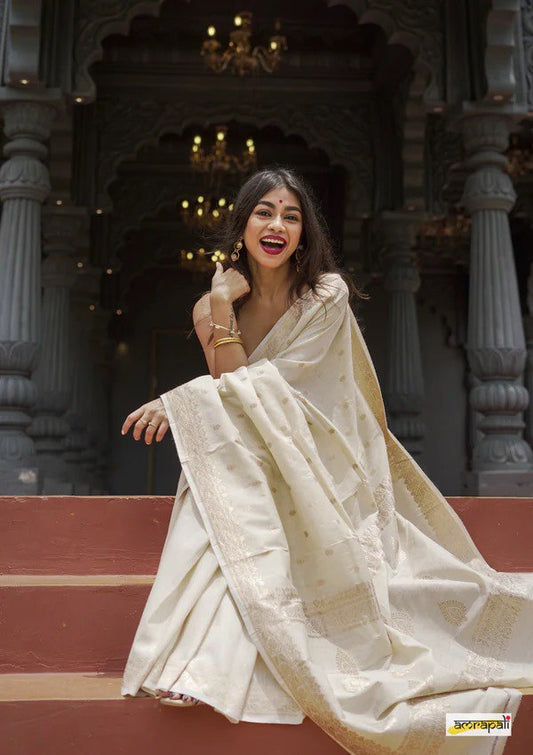 Lissome Cream Soft Silk Saree with Mellifluous Blouse Piece