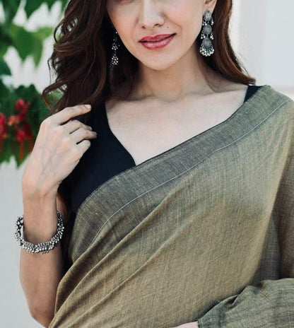 Beauteous Black Soft Silk Saree With Twirling Blouse Piece