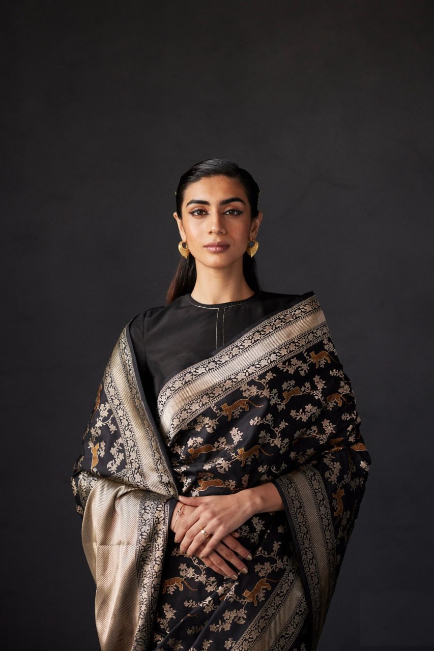 Beauteous Black Soft Silk Saree With Twirling Blouse Piece
