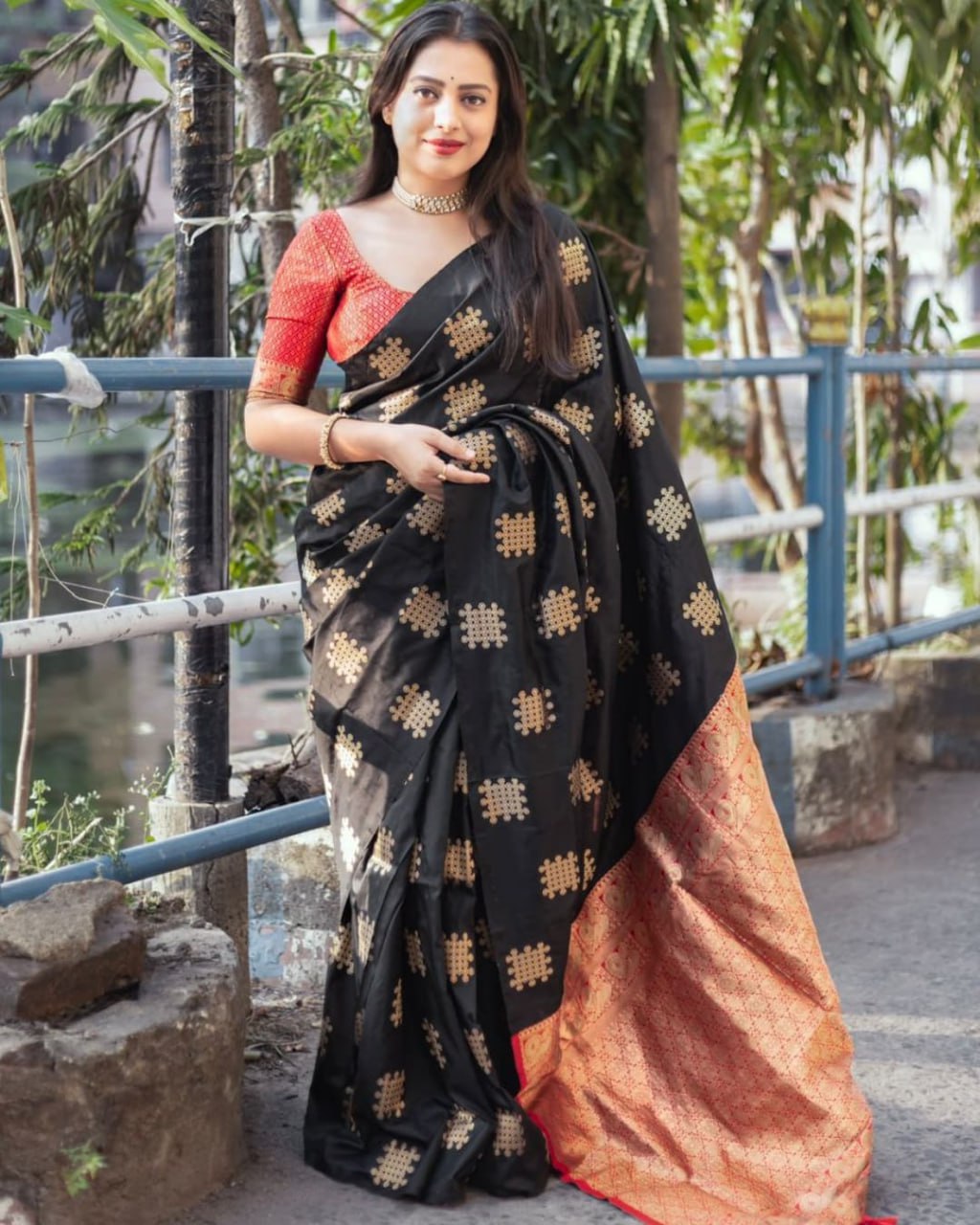 Blooming Black Soft Silk Saree With Impressive Blouse Piece