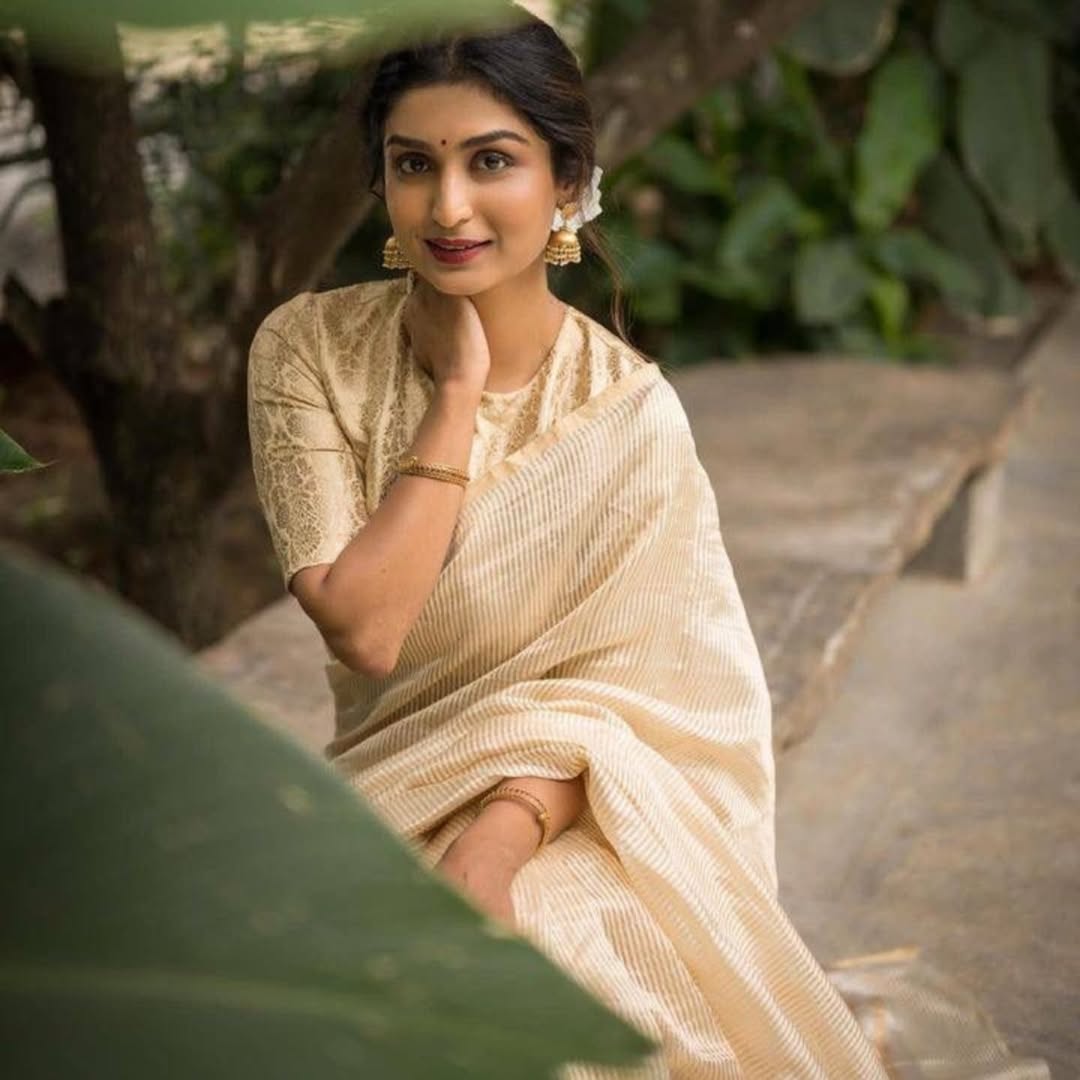 Lissome Cream Soft Silk Saree with Mellifluous Blouse Piece