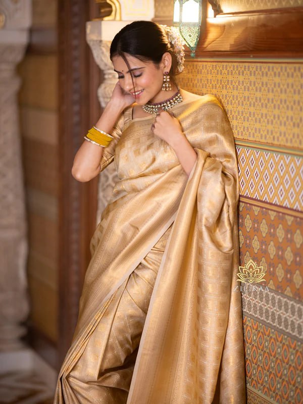 Lissome Cream Soft Silk Saree with Mellifluous Blouse Piece