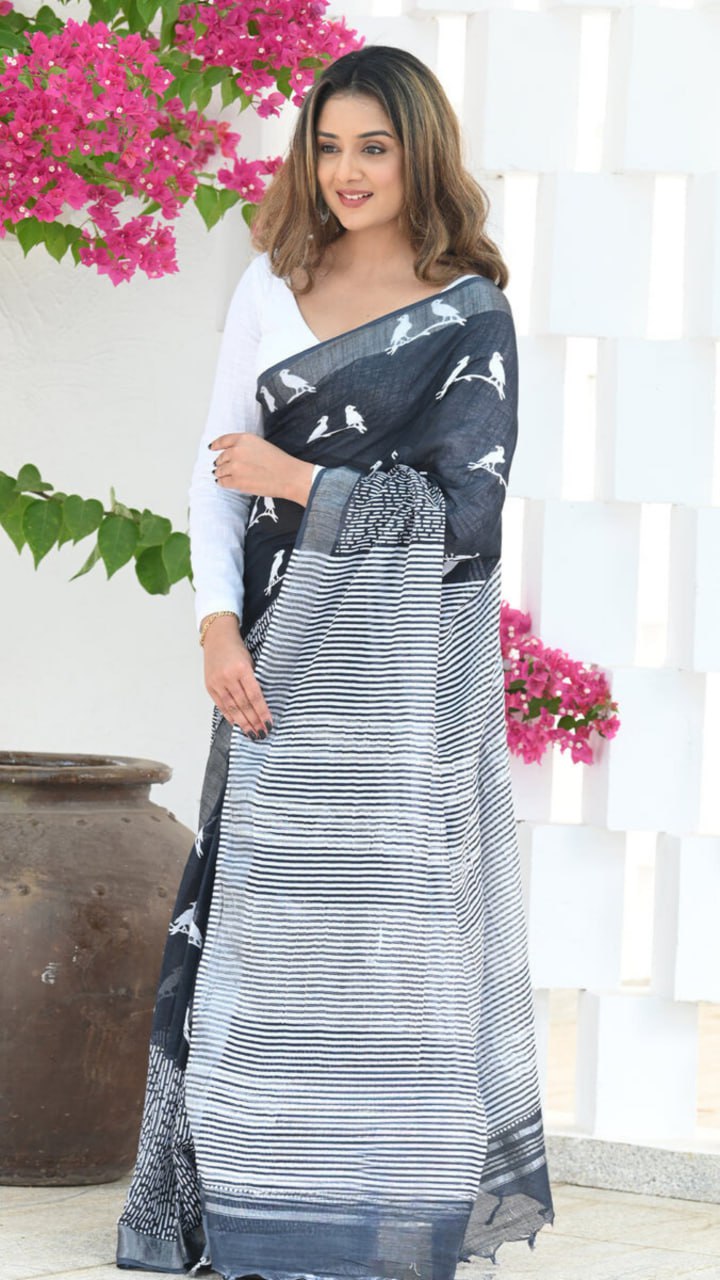 Sensational Black Soft Silk Saree With Gratifying Blouse Piece