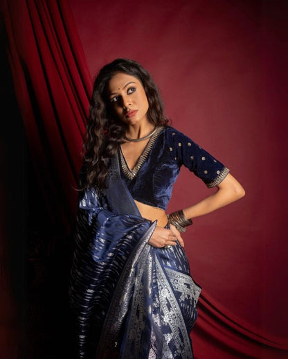 Blissful Navy Blue Kanjivaram Silk Saree With Chatoyant Blouse Piece
