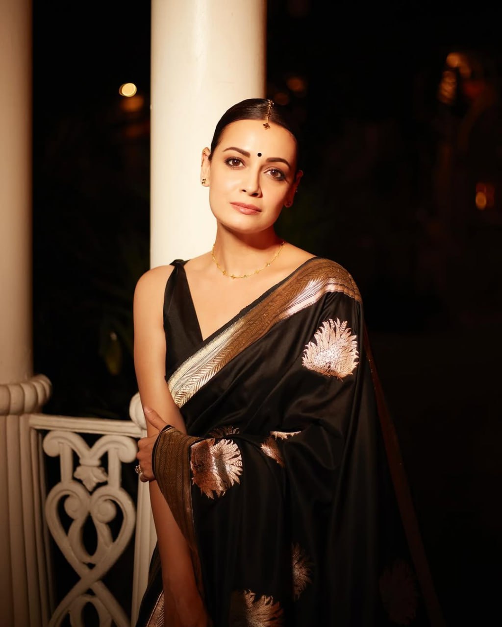 Beauteous Black Soft Silk Saree With Twirling Blouse Piece