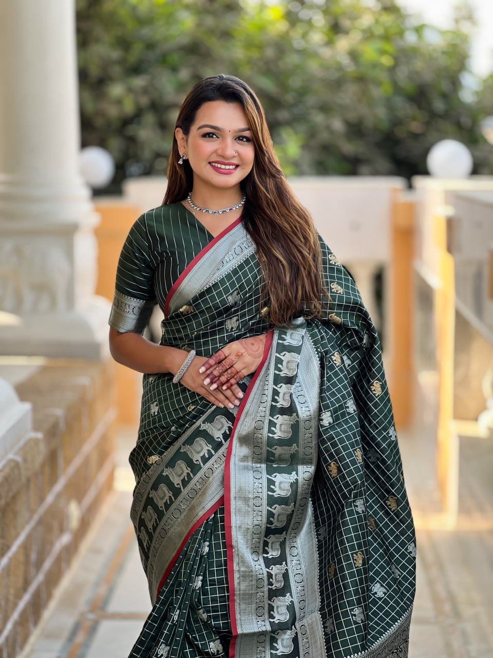 Beauteous Black Soft Silk Saree With Twirling Blouse Piece