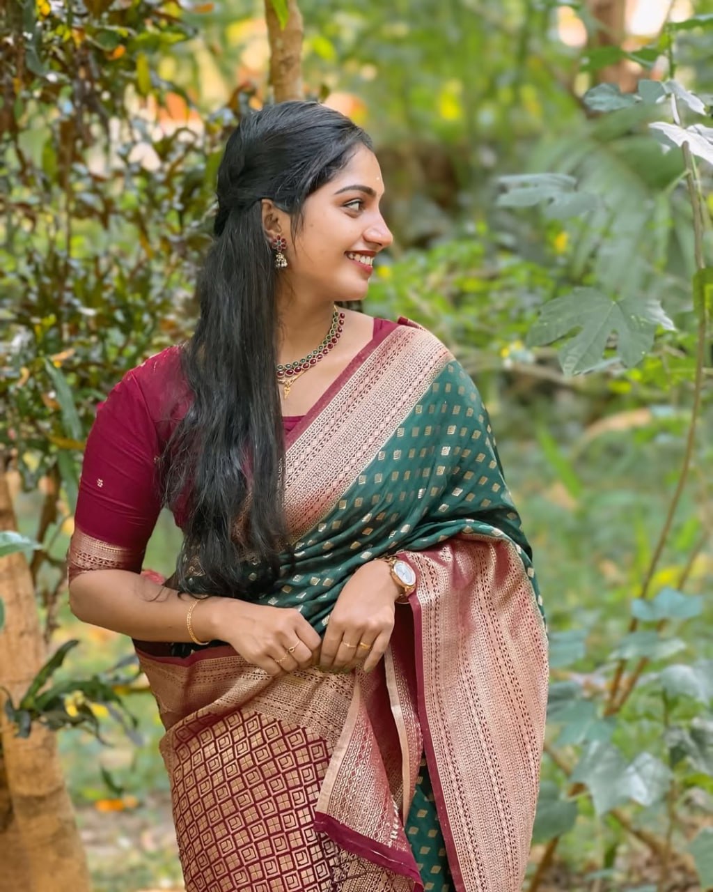 Imbrication Dark Green Soft Silk Saree With Desirable Blouse Piece