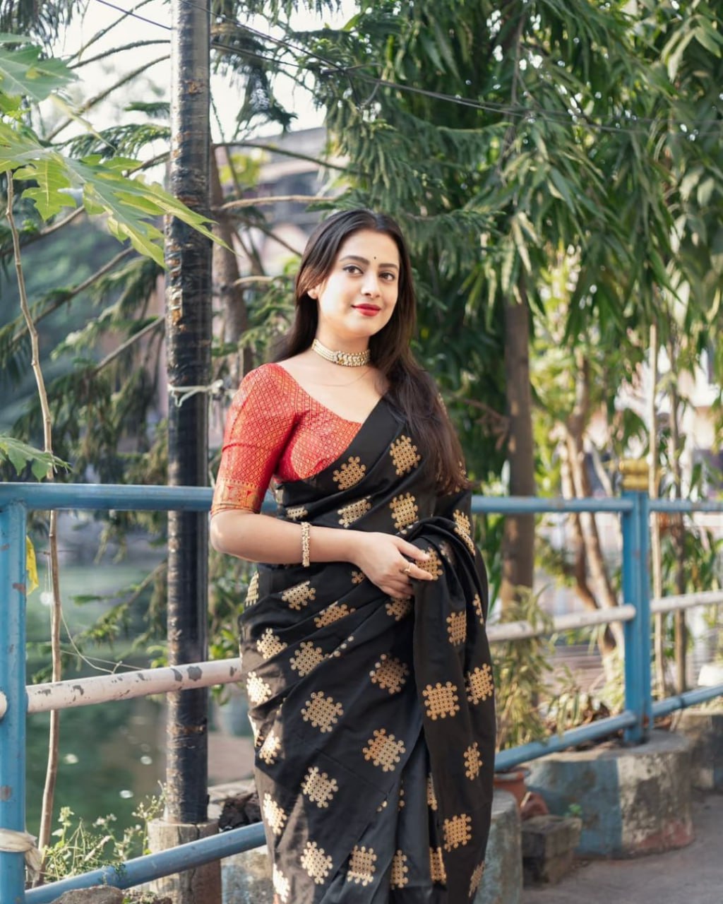 Blooming Black Soft Silk Saree With Impressive Blouse Piece