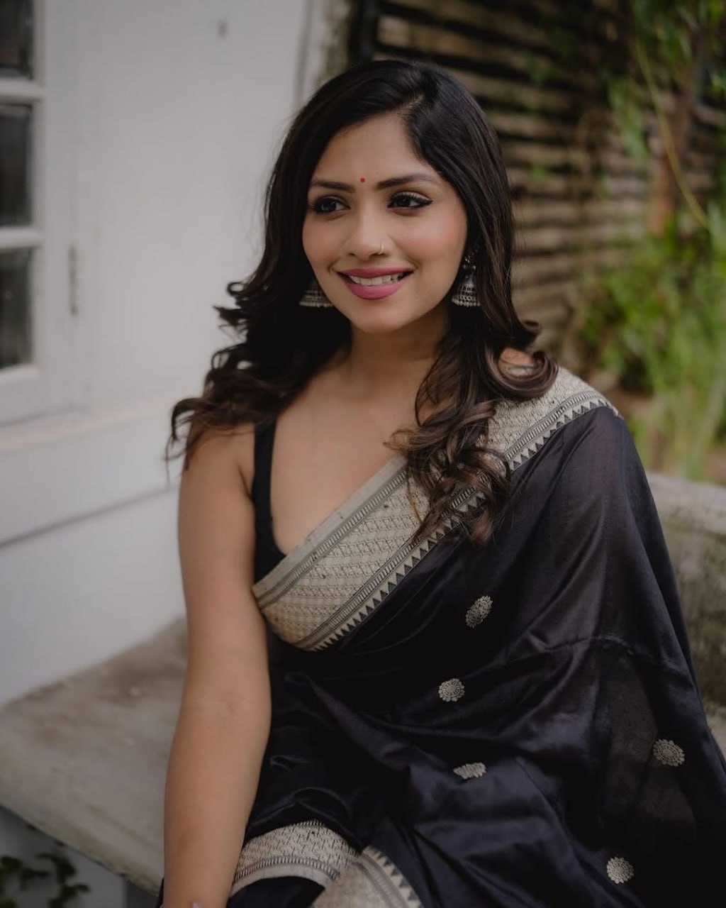 Blooming Black Soft Silk Saree With Impressive Blouse Piece