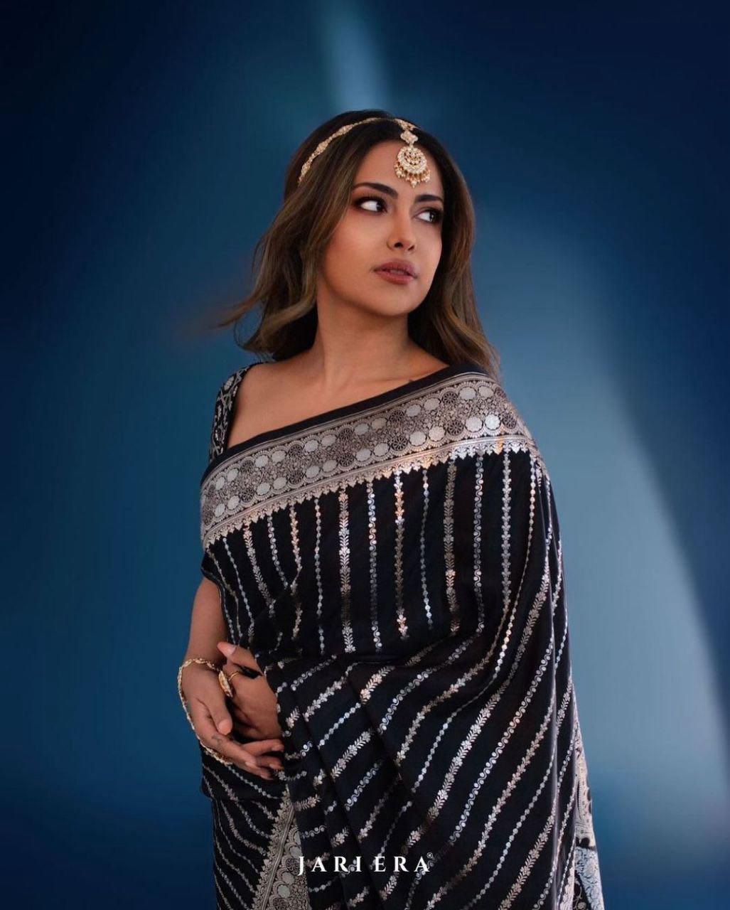 Beauteous Black Soft Silk Saree With Twirling Blouse Piece