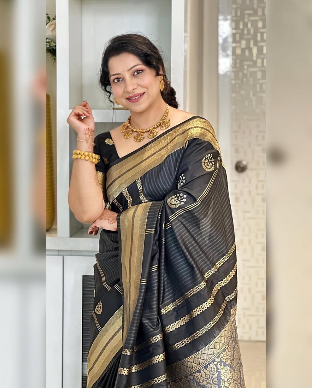 Beauteous Black Soft Silk Saree With Twirling Blouse Piece