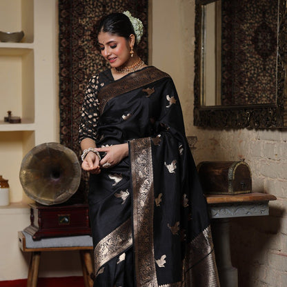 Beauteous Black Soft Silk Saree With Twirling Blouse Piece