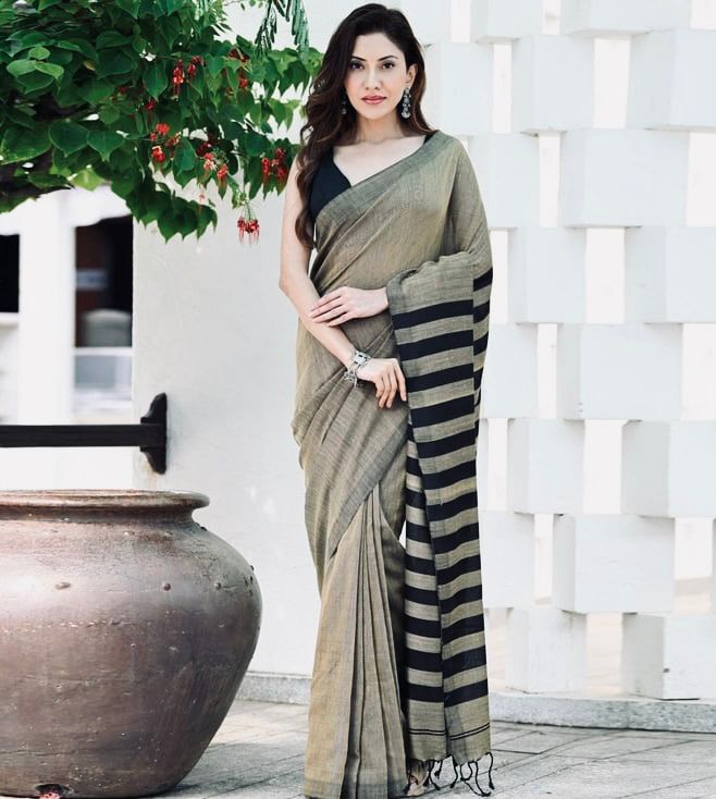 Beauteous Black Soft Silk Saree With Twirling Blouse Piece