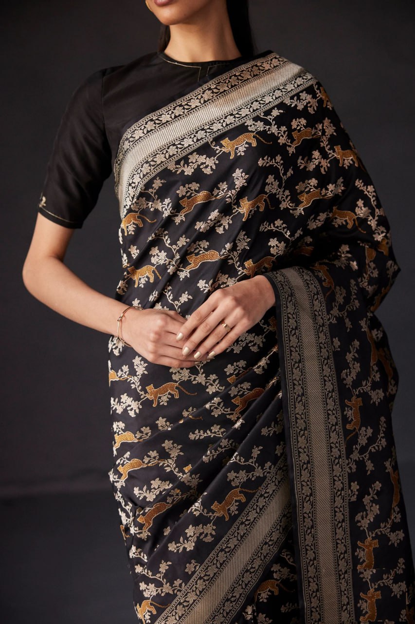 Beauteous Black Soft Silk Saree With Twirling Blouse Piece