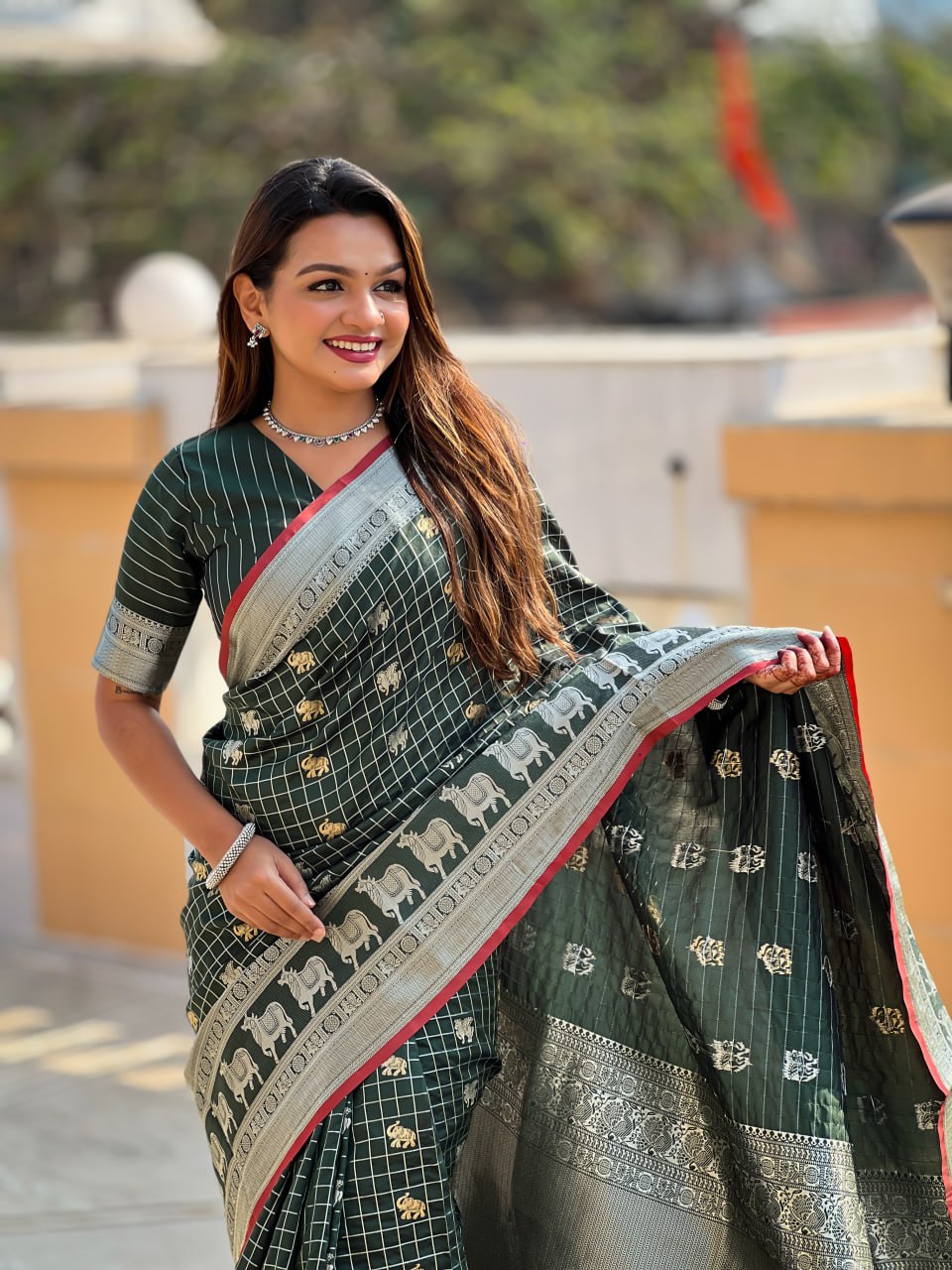 Beauteous Black Soft Silk Saree With Twirling Blouse Piece