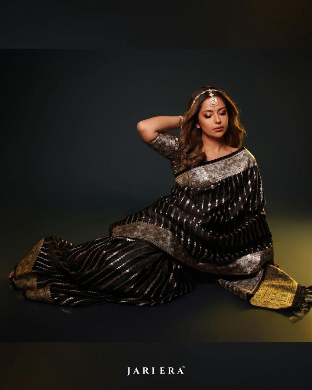 Beauteous Black Soft Silk Saree With Twirling Blouse Piece