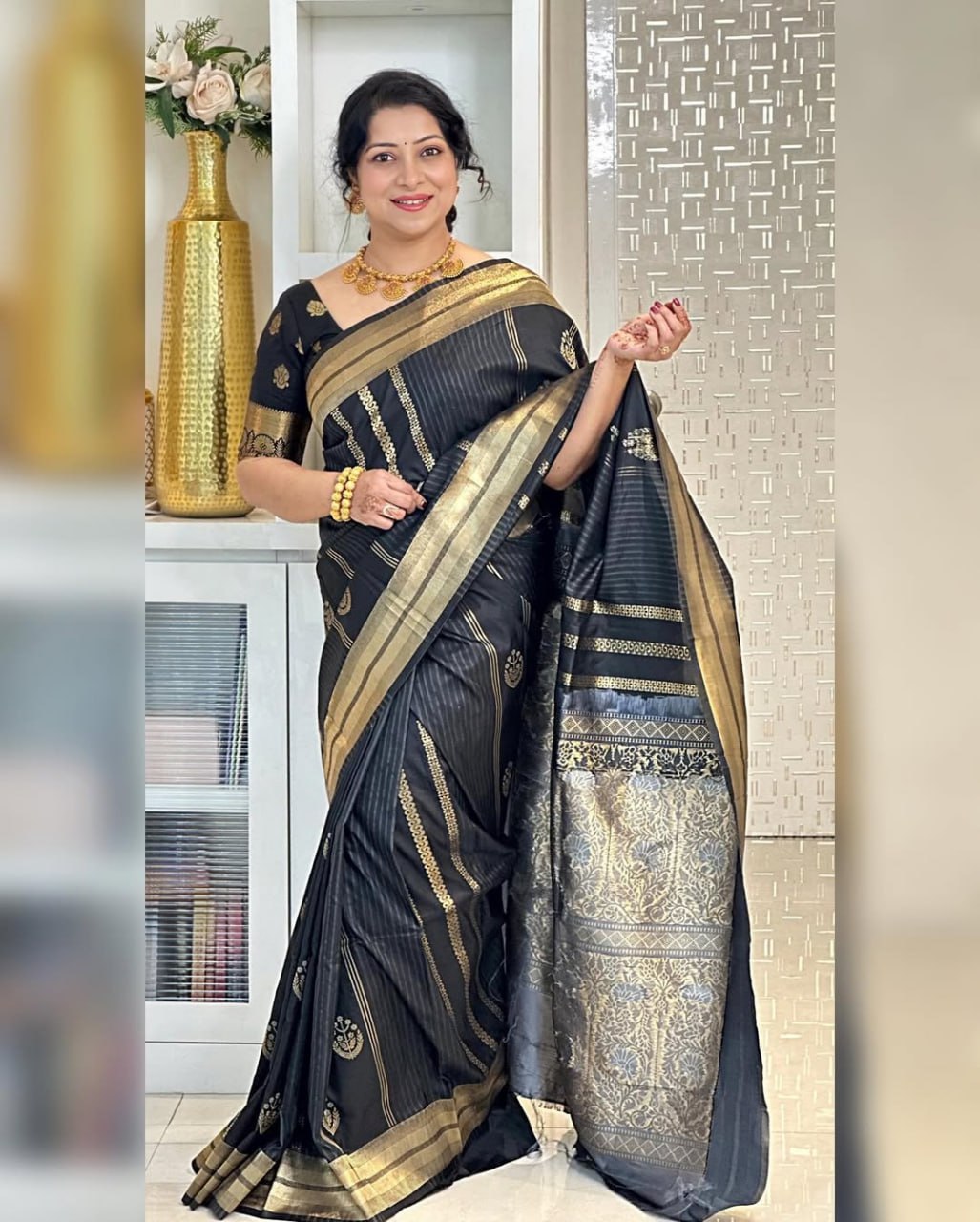 Beauteous Black Soft Silk Saree With Twirling Blouse Piece