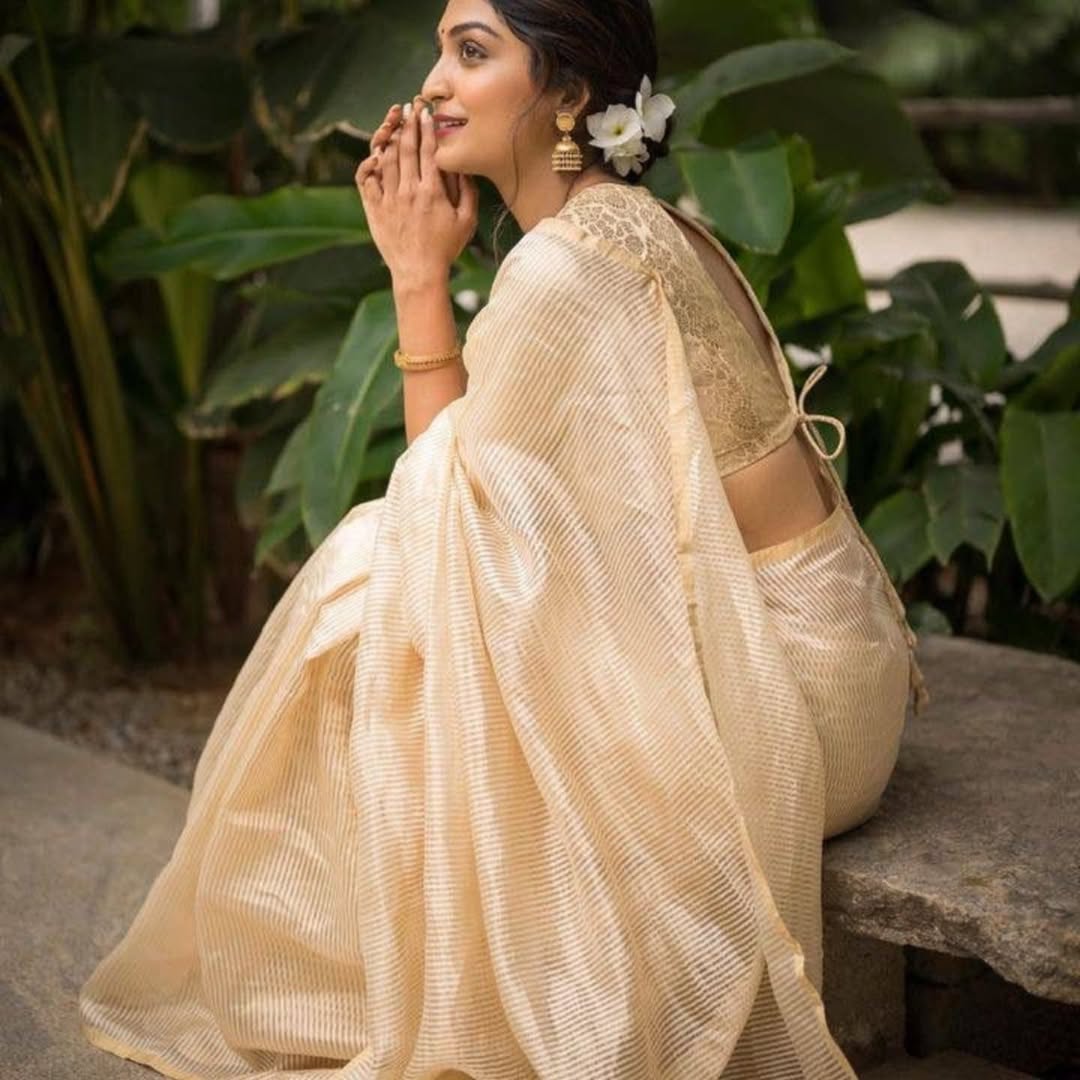 Lissome Cream Soft Silk Saree with Mellifluous Blouse Piece