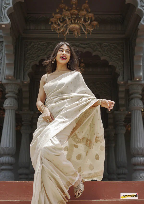 Lissome Cream Soft Silk Saree with Mellifluous Blouse Piece