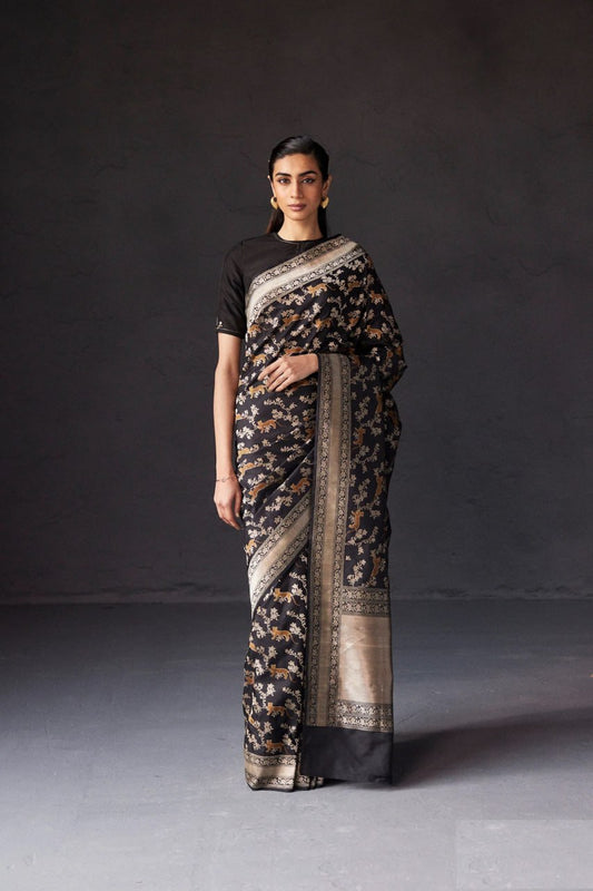 Beauteous Black Soft Silk Saree With Twirling Blouse Piece