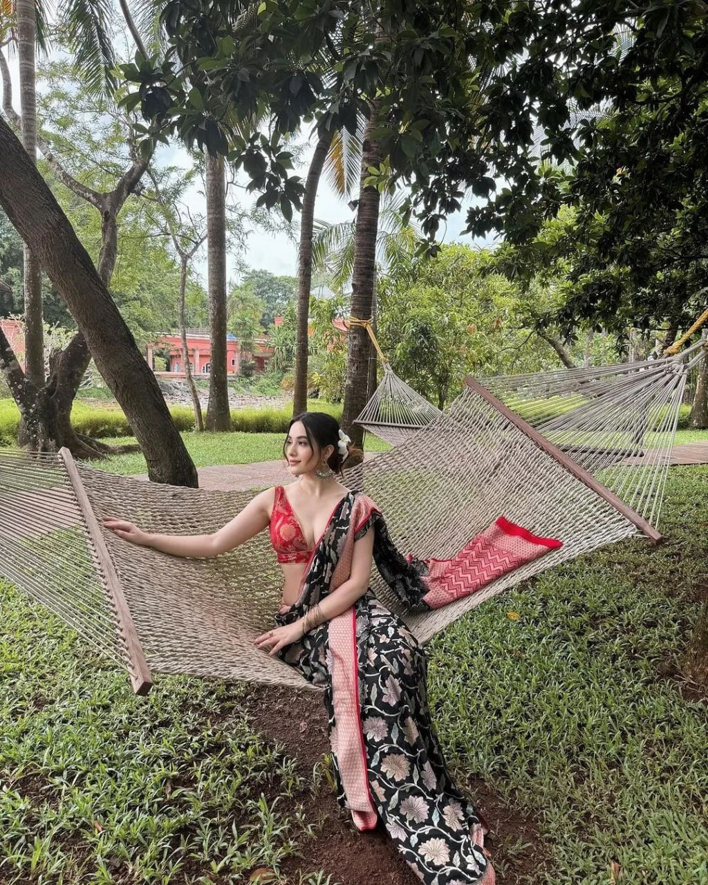 Exceptional Black Kanjivaram Silk With Redolent Blouse Piece